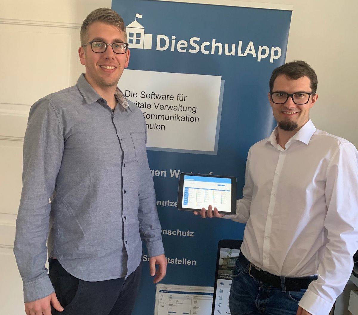 Geschäftsführer Benno Rott und Software-Entwickler Daniel Wassermann zeigen DieSchulApp.