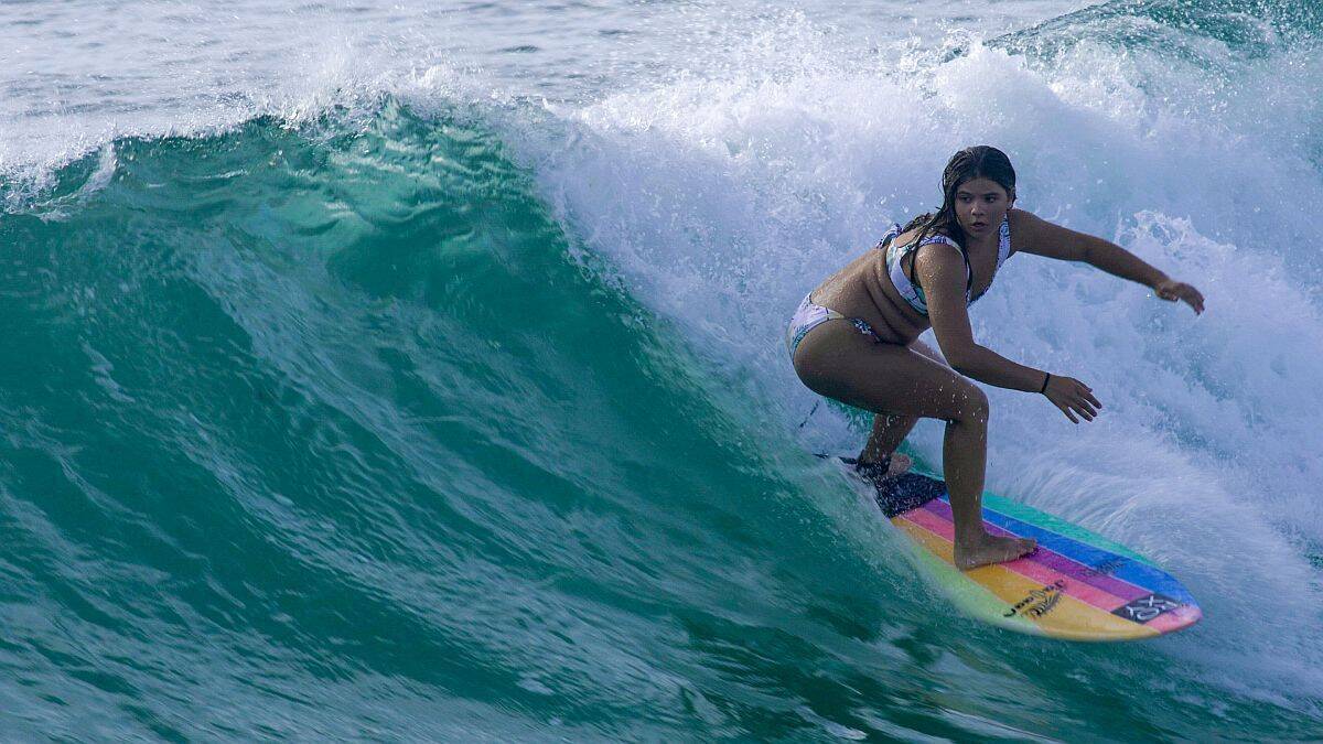 Die indigene Australierin Jalaan Slabb (16) stellt Surfboards her.