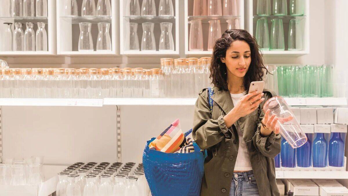 "Shop & Go": Eine Ikea-Kundin scannt ihren Einkauf.
