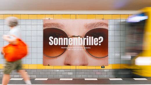 "Sonnenbrille?" statt nur "Brille?": Die Kampagne für #DieNächste ist von einer Fielmann-Kampagne inspiriert.