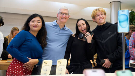 Apple-CEO Tim Cook (2.v.l.) mit Kundinnen und Kunden im New Yorker Apple Store.