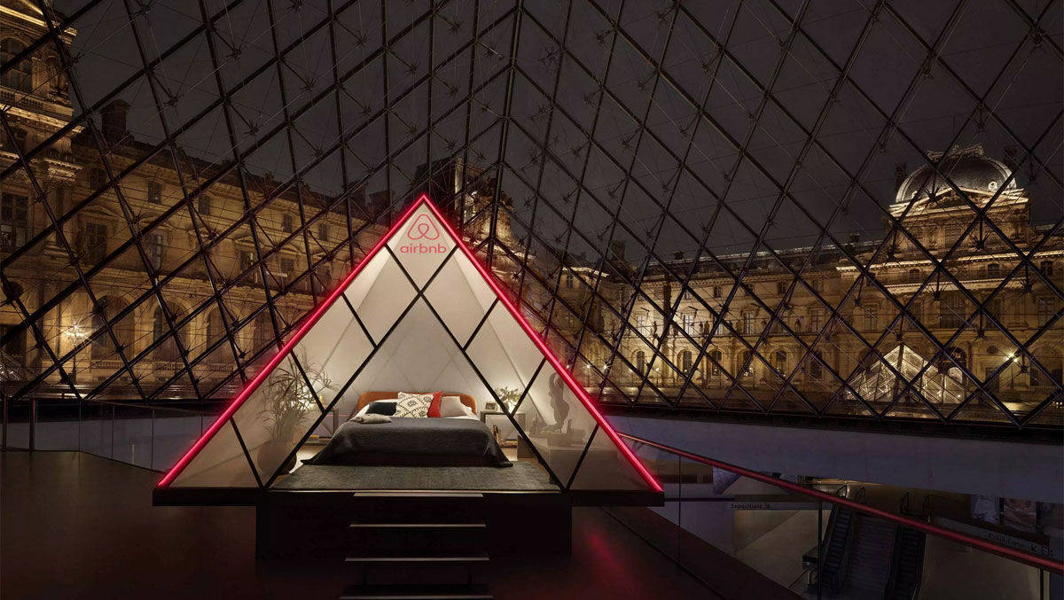 Speziell für die Kooperation mit Airbnb wurde eine Übernachtungspyramide im Louvre entworfen.