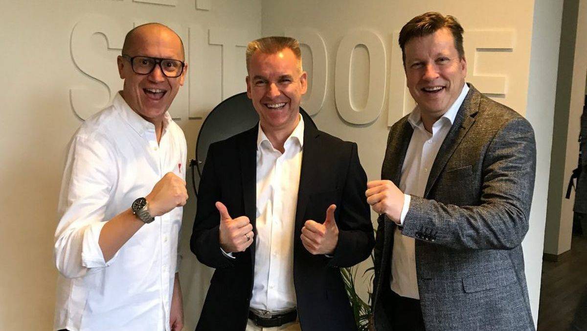 Uli Wolter (l.), künftig Managing Director von Macaw Germany, verkauft an Macaw mit CEO William van der Pijl (r.) und CFO Ronald van Es. 