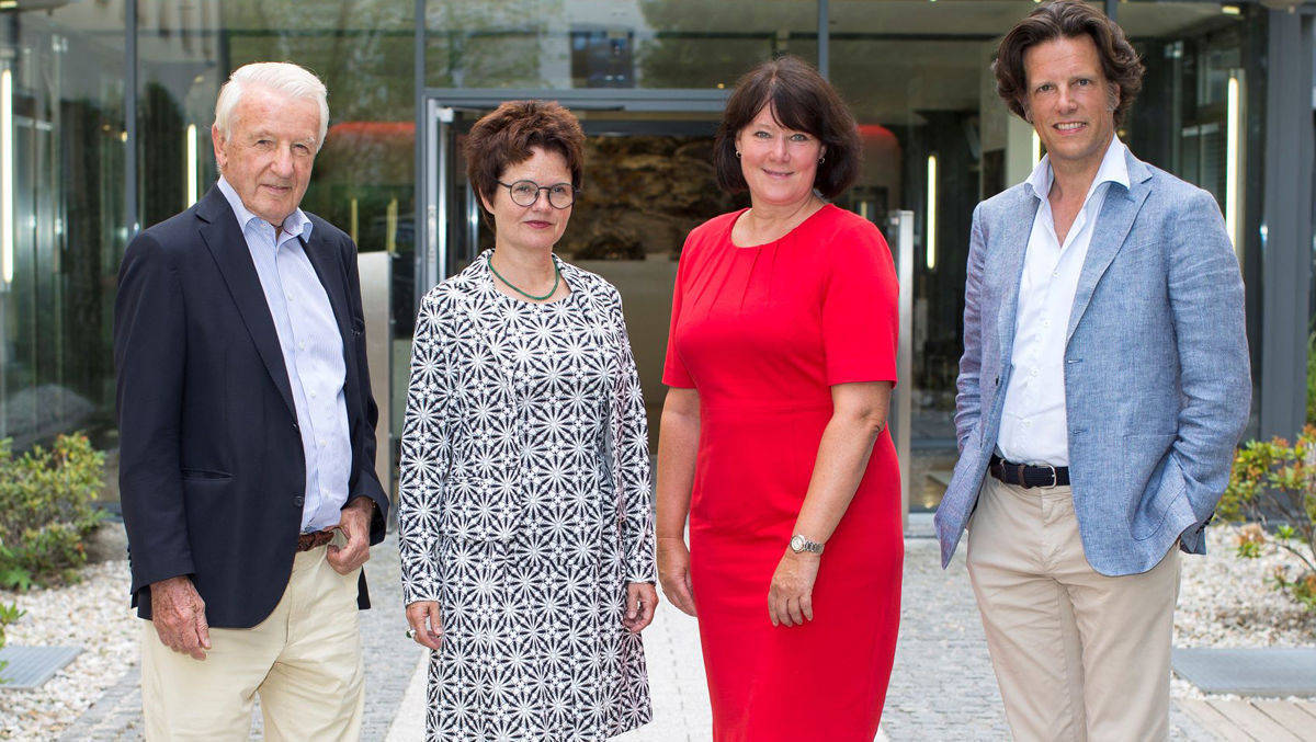 Aufsichtsrat und CEO (v.l.): Peter Haller, Sybille Stempel, Anke Schäferkordt mit Serviceplan-Chef Florian Haller.