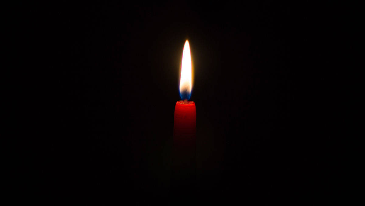 Eine obligatorische rote Kerze – mehr Schnickschnack gibt es nicht in Peter Freys Weihnachtsgedicht.