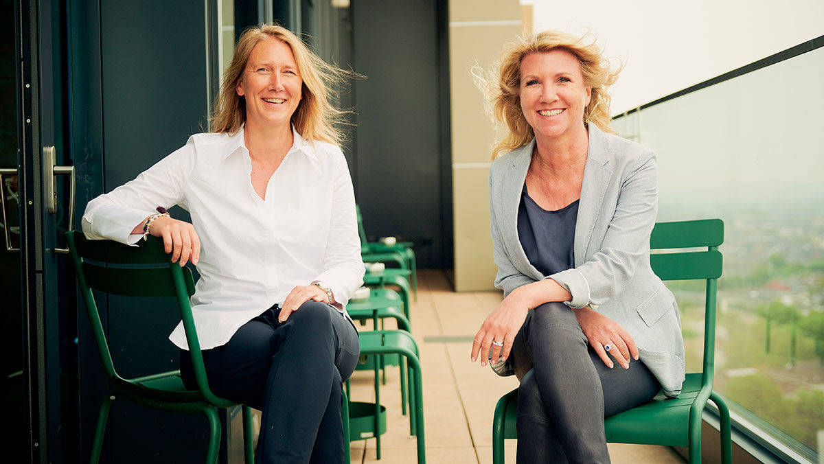 Wind der Erkenntnis. Wenn zwei sich streiten, profitiert eine ganze Branche: Larissa Pohl (l.) und Antje Neubauer auf der Dachterrasse des 25hours in Düsseldorf.