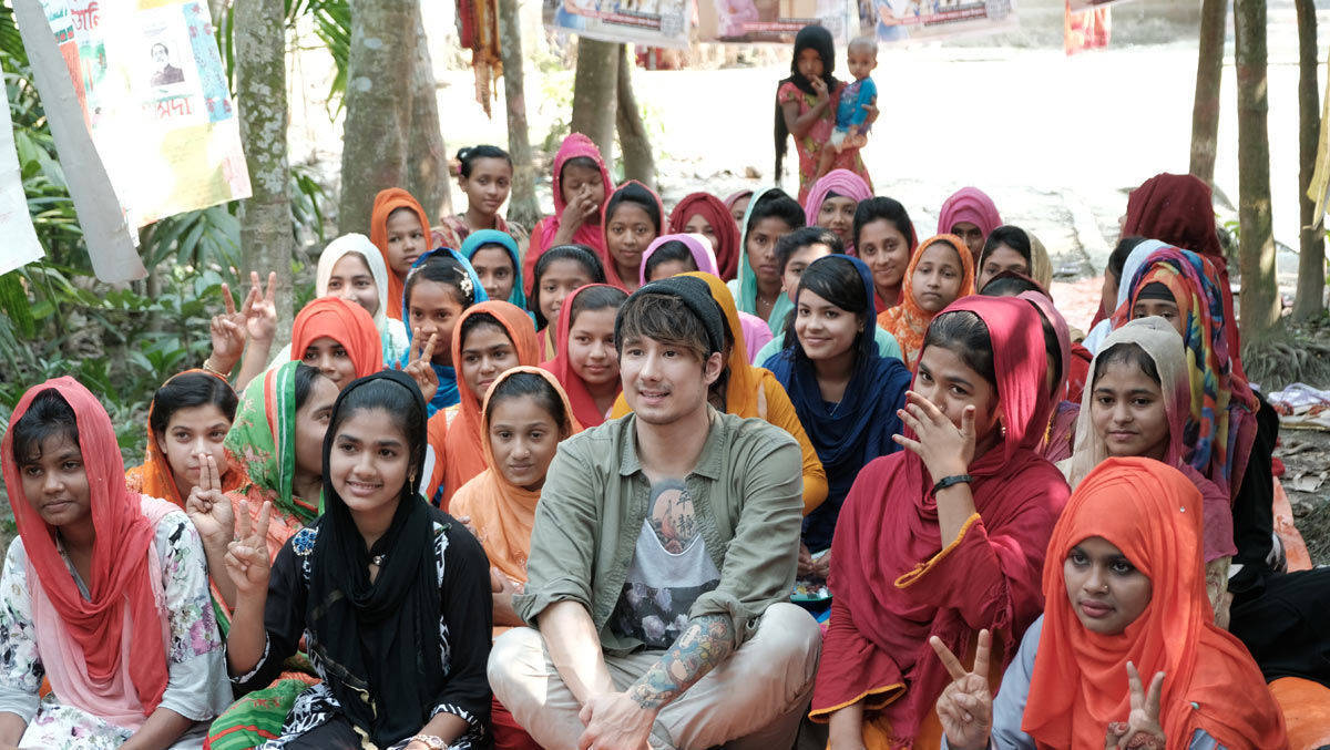 Auf Bangladeschs größter Insel – Bhola – lernt Julien die Mädchen eines von Unicef unterstützen Jugendclubs kennen.