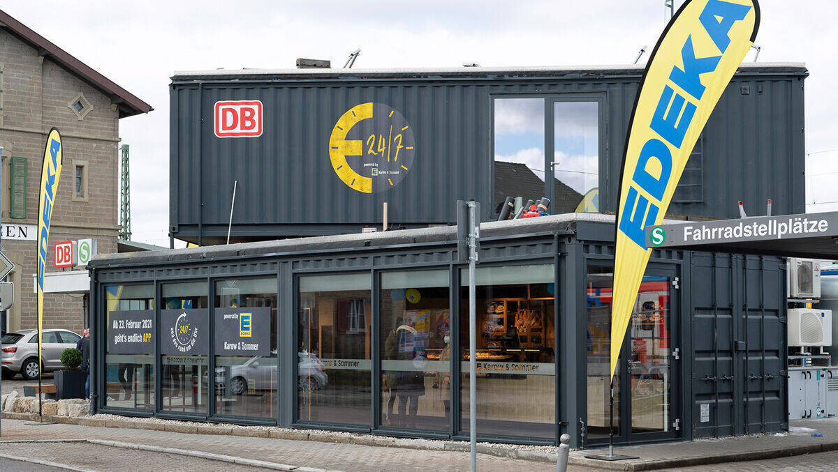 Der Händler Edeka und die Deutsche Bahn legen mit einem neuen Supermarktkonzept los - unterstützt vom Startup Smark. 