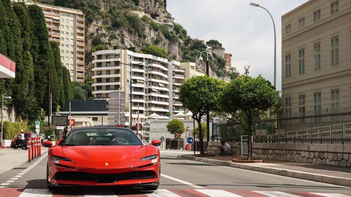 Charles Leclerc jagt den Ferrari SF90 Stradale mit 240 km/h durch die abgesperrten Straßen von Monaco.