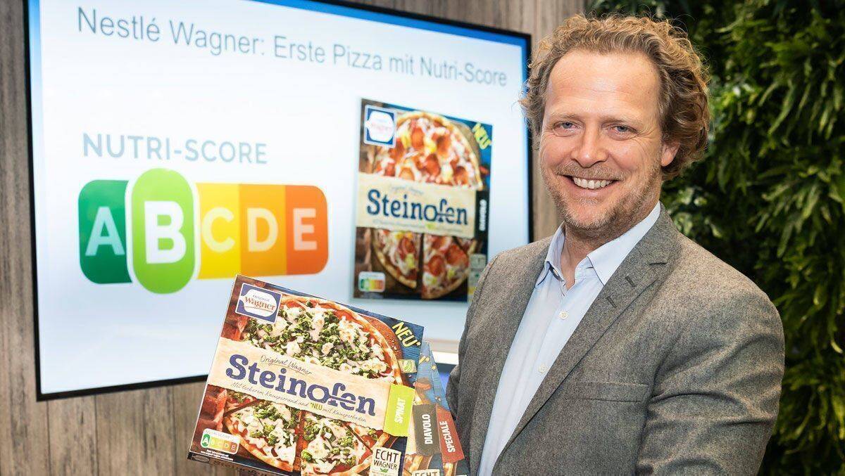 Vorreiter Nestlé: Wagner-Chef Thomas Göbel und die ersten Pizzen mit Nutriscore.