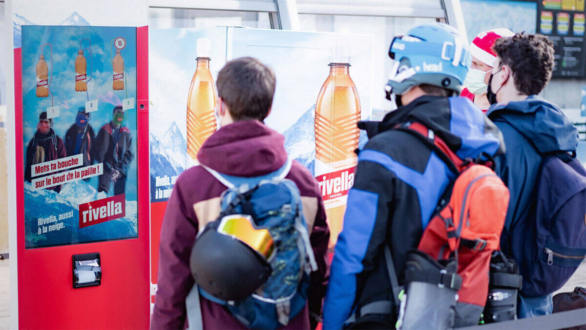 Ein spendabler Getränkeautomat erfrischt Rivella-Fans