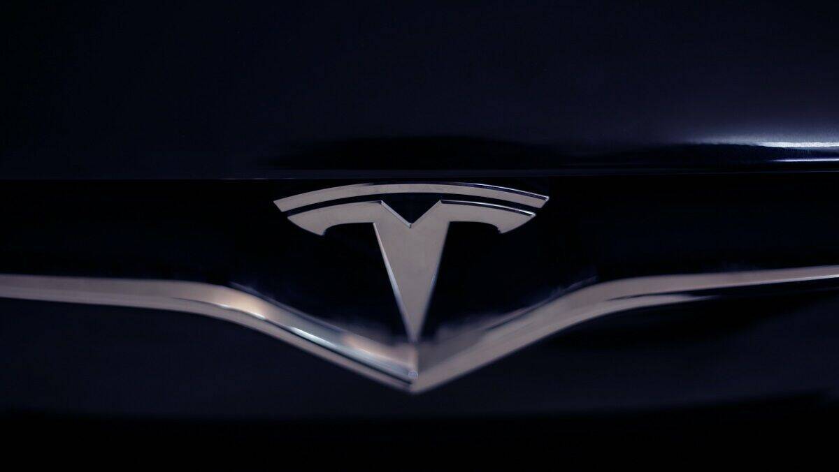 Tesla wird an der Börse aktuell mit umgerechnet rund 165 Milliarden Euro bewertet.