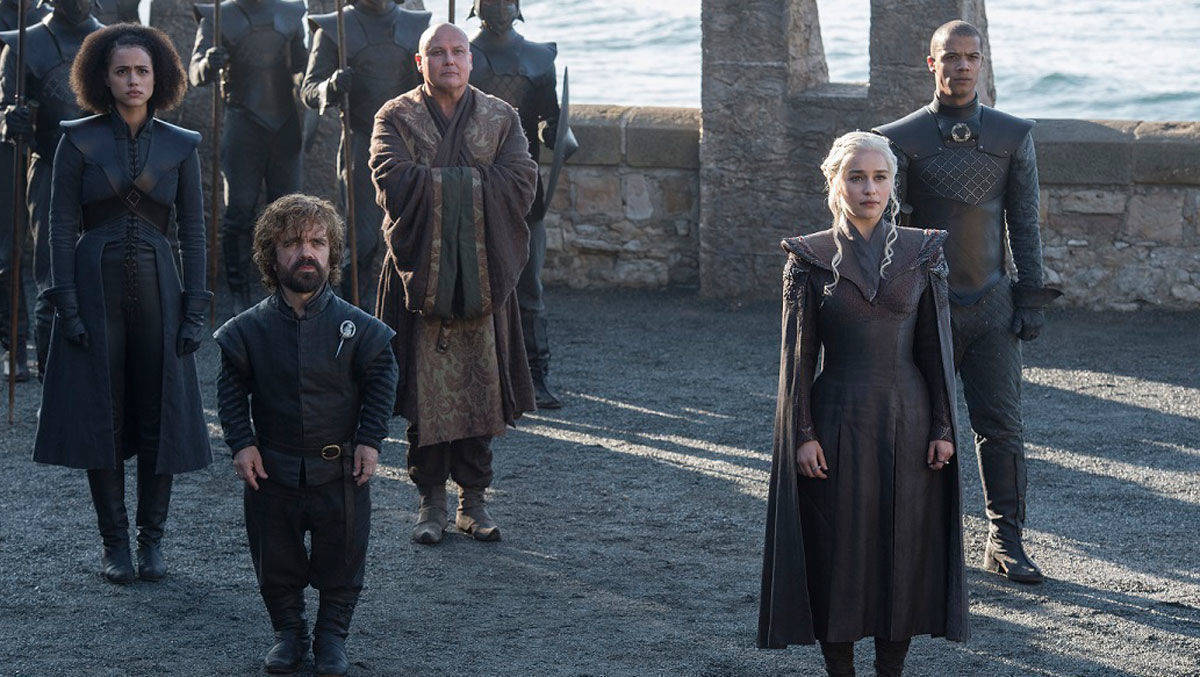 In Staffel 7 erreichte die Drachenkönigin Daenerys (vorn rechts) mit ihrem Gefolge endlich den Kontinent Westeros.