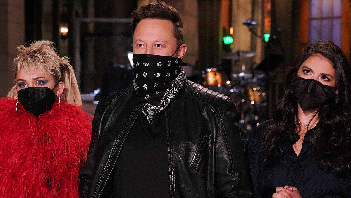 Elektroauto-Cowboy: Elon Musk im SNL-Trailer mit Miley Cyrus und Comedian Cecily Strong.