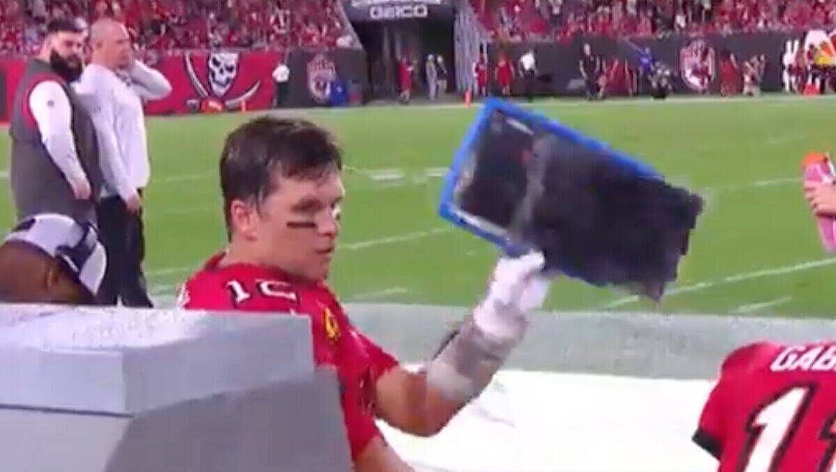 NFL-Superstar Tom Brady feuert das Microsoft-Tablet auf den Boden und zerstört es.
