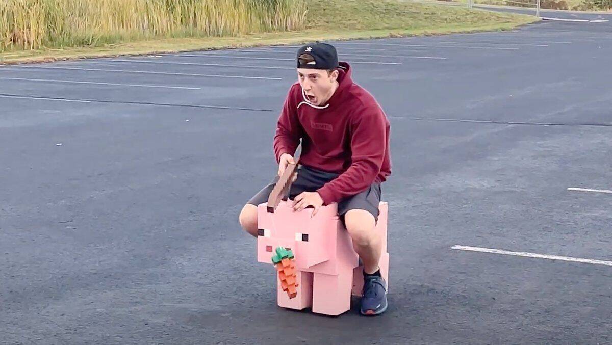 Das reitende Minecraft-Schwein – tatsächlich ein umgebauter E-Scooter.