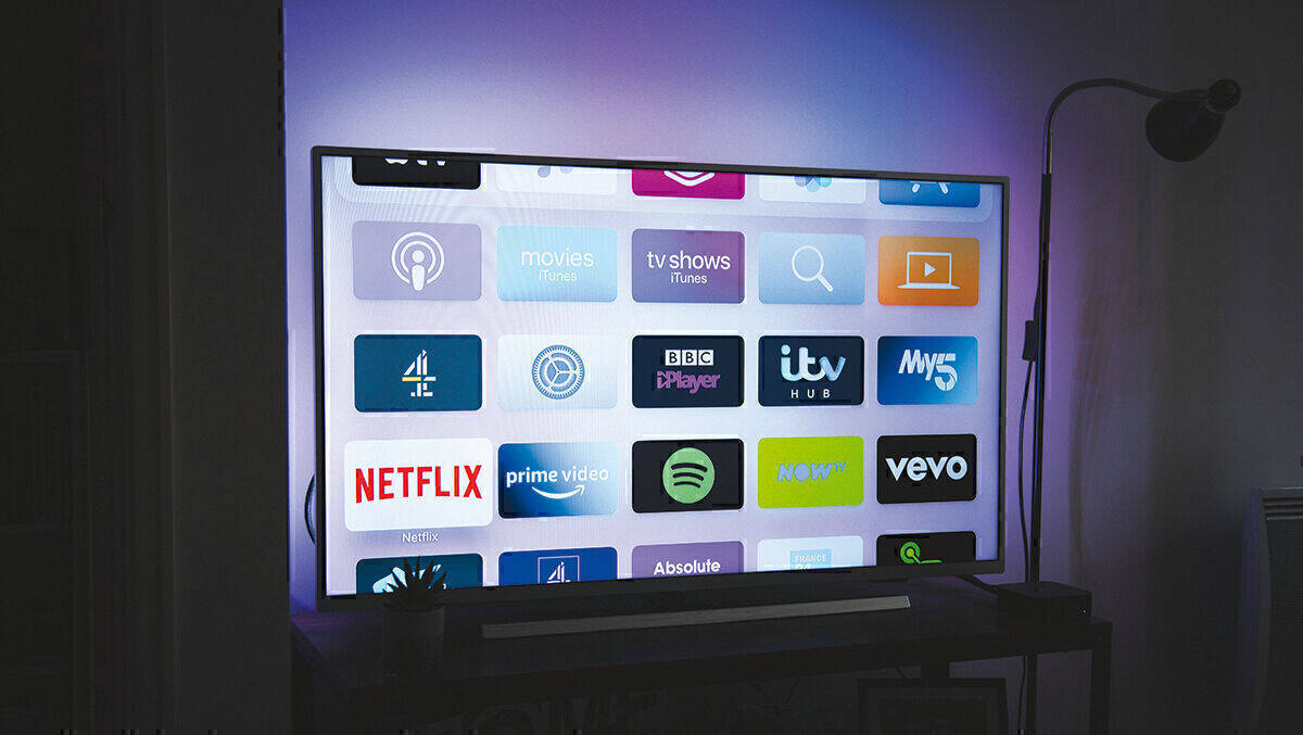 Über mindestens ein internetfähigen Smart TV verfügen aktuell 74 Prozent der Haushalte im deutschsprachigen Raum.
