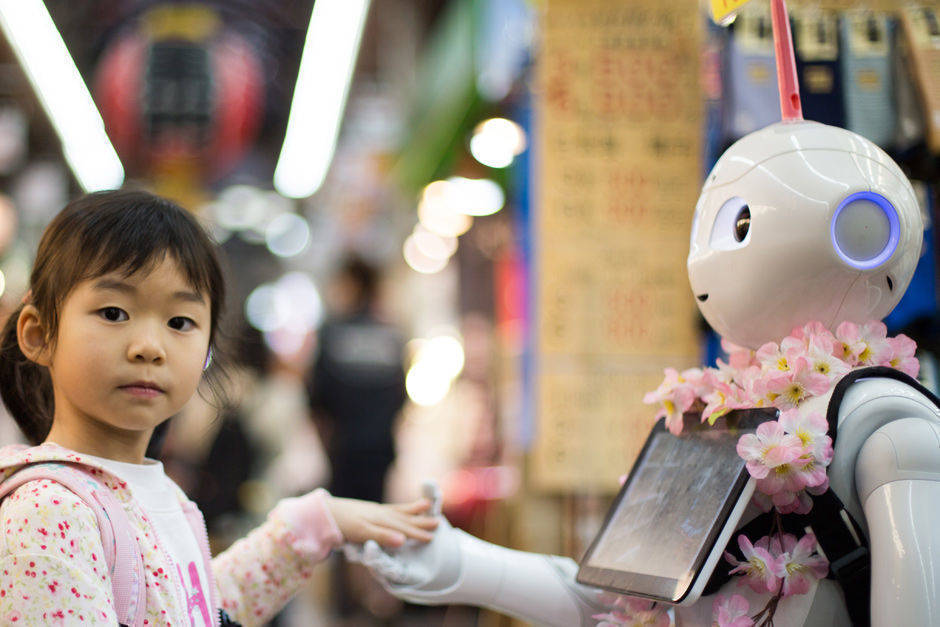 Diese Betreuung lieben Kinder. Gesehen am Kuromon Ichiba Market, Ōsaka-shi, Japan