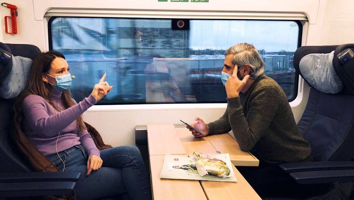 Podcast-Host Michel Abdollahi begleitete seinen Gast Carolin Kebekus im Zug nach Köln, wo sie die Heute Show aufzeichnen sollte.