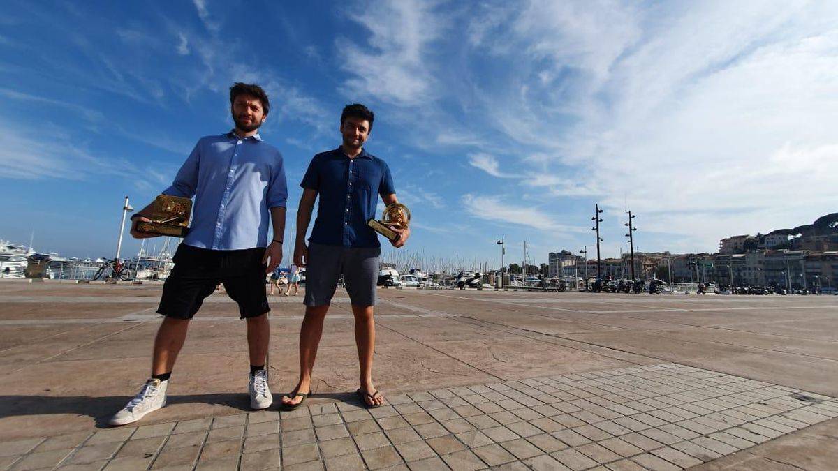 Diego Machado und Hugo Veiga mit ihren Löwen am Yachthafen von Cannes.
