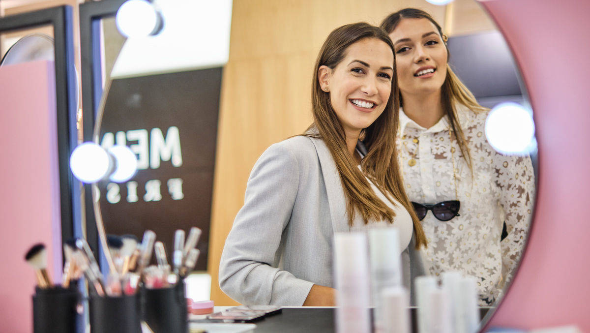 Ist das noch Aldi-like? Clea-Lacy Juhn und Anna Maria Damm promoten bei der Aldi-Süd-Beautytour ihre Kosmetikprodukte.